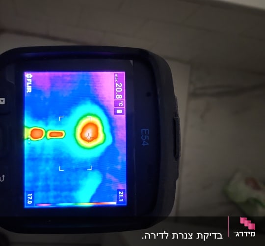 מצלמה תרמית מציגה אזור חם על מסך